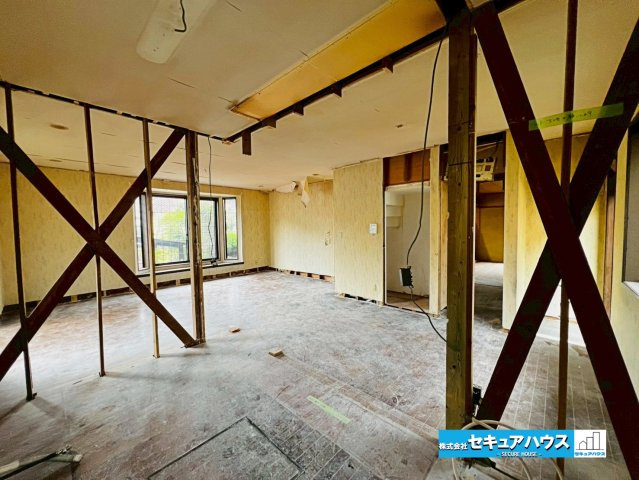 【中古戸建】日進市東山7丁目の居間・リビング|【LDK17帖】
◆階段下スペースを利用したリビング収納付きです♪　　　　　　　　　　　　　　　　　　　　　　　　　　　　　　　　　　　　　　　　　　　　　　　　　　　　　　　　　　　　　　　　　　　