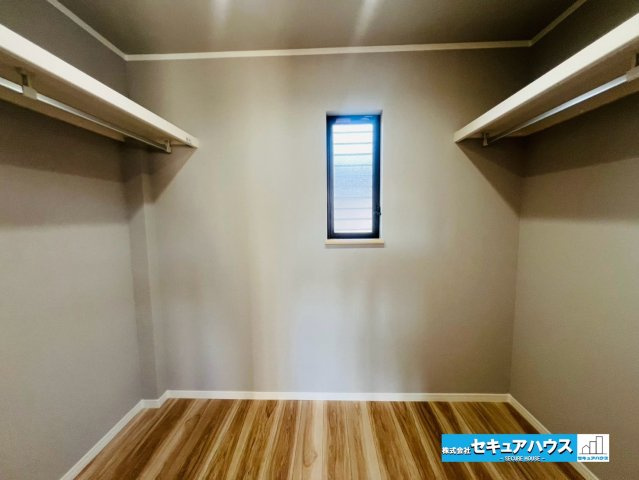 【中古戸建】日進市東山7丁目の収納|【ウォークインクローゼット】
◆両側にハンガーパイプと棚付きです♪キャリーバッグやゴルフバッグなどの大きなものもすっきりと片付きます。
◆ダウンライト付きのため明るいところで荷物を探すことができます。