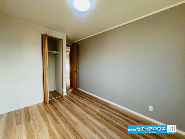 【中古戸建】日進市東山7丁目の洋室|【北側洋室6帖】
◆アクセントクロスを使用しお洒落な空間に仕上がっています。
◆全居室収納付きのため各居室ごとにお洋服や荷物をしまうことができます。　　　　　　　　　　　　　　　　　　　　　　　　　　