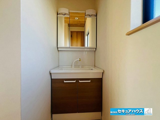【中古戸建】日進市東山7丁目の独立洗面台|【2階独立洗面台】
◆朝などの1階の洗面所が家族で混み合う時間帯でも、歯磨きやメイクを分散して行えます。
◆2階のトイレ前に設置されているため衛生的な手洗いや掃除がスムーズです。　　　　　　　　　　　