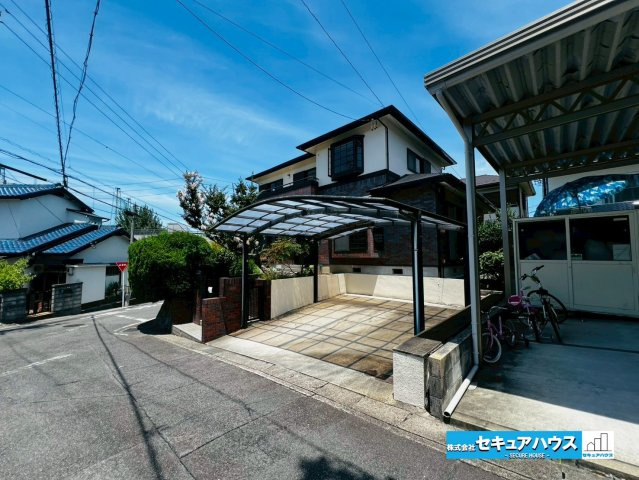 【中古戸建】日進市東山7丁目の前面道路含む現地写真|【駐車場】
◆カーポート付きで並列駐車2台可能です♪
◆閑静な住宅街で、前面道路幅員車通り少ないため駐車も楽々です！　　　　　　　　　　　　　　　　　　　　　　　　　　　　　　　　　　　　　　　　　　