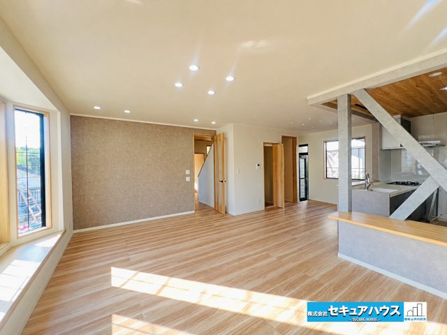 【中古戸建】日進市東山7丁目の居間・リビング|【LDK17帖】
◆クロスやフローリング貼替済です♪広々とした開放感溢れる南向きリビングで日当たり良好◎
◆人気の対面式キッチンのためリビングの様子を見ながら料理できます。
◆収納付きのリビングです。