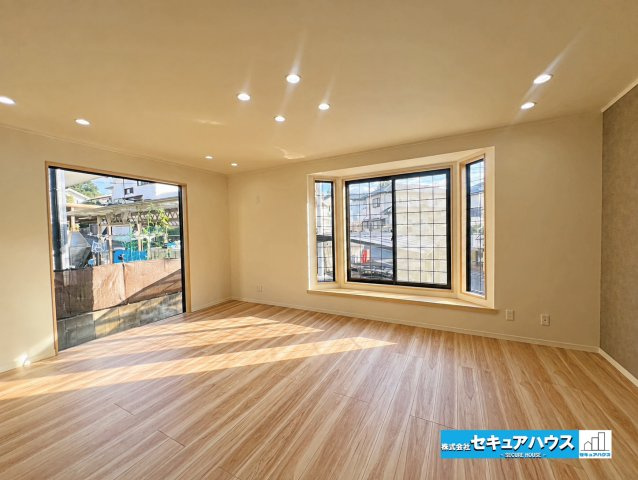 【中古戸建】日進市東山7丁目の居間・リビング|【LDK17帖別角度】
◆リビングの出窓は多くの光を取り込み、部屋を明るく広く見せられる効果があります。
◆出窓のカウンター部分に観葉植物や小物を飾りお洒落な空間をつくることができます。　　　　　　　