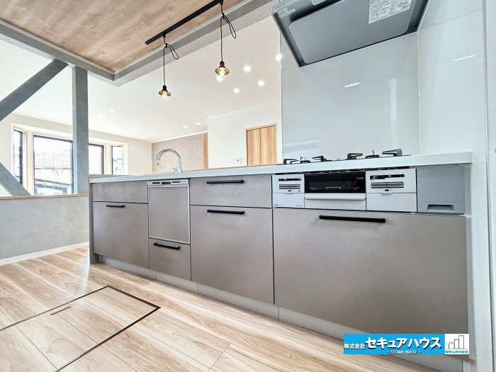 【中古戸建】日進市東山7丁目のキッチン|【キッチン】
◆3口コンロやスマートレンジフード付きののシステムキッチンに新品交換済みです。洗い物の時短に繋がる食洗機付き♪
◆床下収納付きで飲み物やお米のストックをしまうことができます。　　　　　　