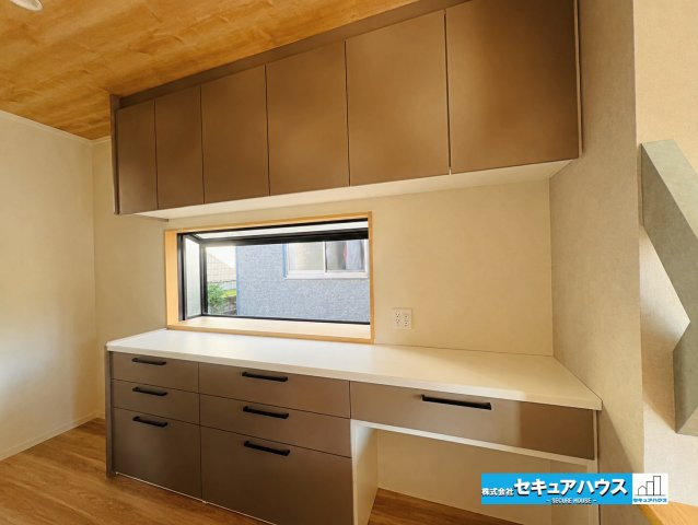 【中古戸建】日進市東山7丁目のキッチン|【カップボード】
◆キッチン背面にはカップボードがございます。コンセントがあるため電子レンジや炊飯器の利用ができます。ゴミ箱もスッキリ収まります♪
◆吊戸棚付きのため食器やキッチン用具が片付きます。　