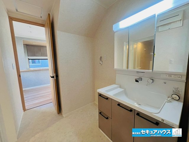 【中古戸建】日進市東山7丁目の独立洗面台|【洗面台】
◆鏡の裏にはたっぷりと収納スペースを標準装備！洗面台も新品交換済みです。
◆電源を付属しているのでドライヤーなど利用できます。
◆洗面台下にも収納付きです♪　　　　　　　　　　　　　　　　