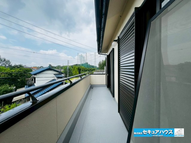 【中古戸建】日進市東山7丁目のバルコニー|【バルコニー】
◆見晴らしもよく、太陽の温かな温もりをめいっぱい受け止めてくれます。
太陽の光と爽やかな風を受けたお洗濯物はあっという間に乾き、取りこむ時には太陽の匂いを感じられそうですね。　　　　　