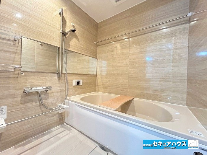 【中古戸建】日進市東山7丁目の浴室|【浴室】
◆アクセントパネルで落ち着きのある雰囲気を演出します。毎日の疲れを癒やすバスタイムをお楽しみ下さい！
◆窓付きで、カビの繁殖を抑える効果があります。
◆追い炊き機能を備えたオートバスです。　