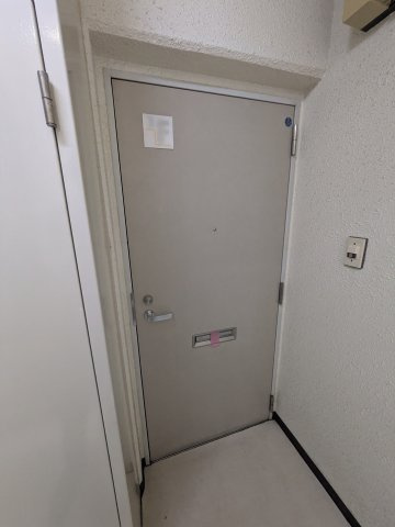 アスタック壱番館の玄関