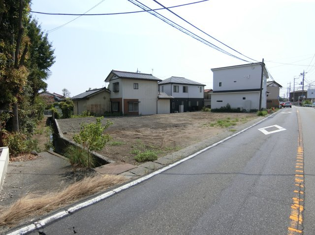 売地　前橋市亀里町の前面道路含む現地写真