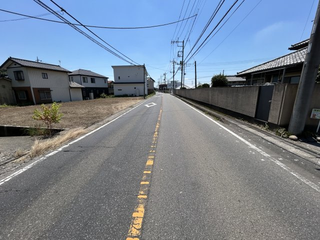 売地　前橋市亀里町の前面道路含む現地写真