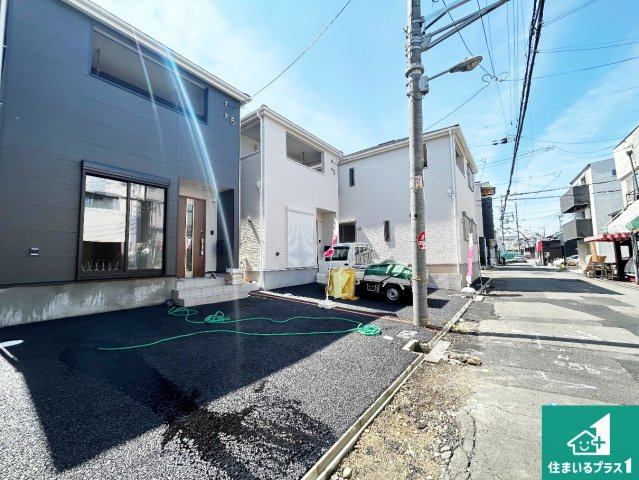 大阪市生野区田島　第4期　新築一戸建ての前面道路含む現地写真|周辺は閑静な住宅街！前面道路広々で車の出し入れも便利です。駐車が苦手な方でも安心して車庫入れできます！