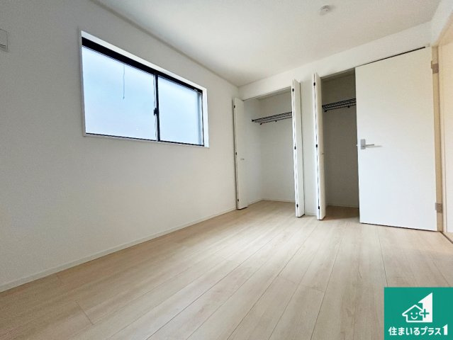 大阪市生野区田島　第4期　新築一戸建ての洋室|寝室は心地よい眠りについてもらいたくて、シンプルでかつ開放的な空間に！大きな窓から差し込む朝日が、すっきりとした目覚めをサポートします。