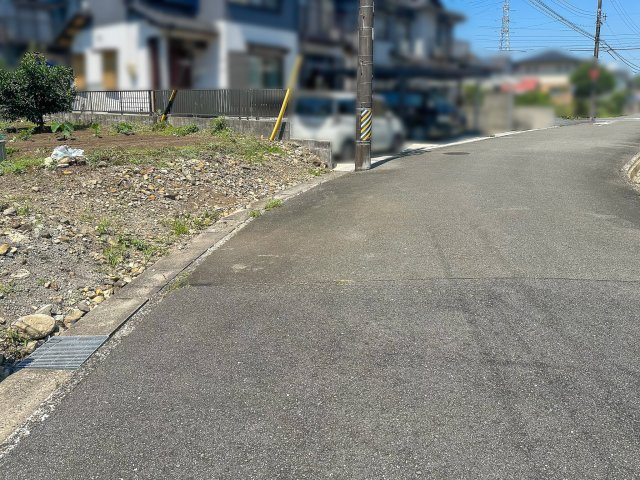 いなべ市大安町中央ヶ丘1丁目の前面道路含む現地写真