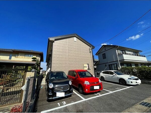 ハピネスKの駐車場