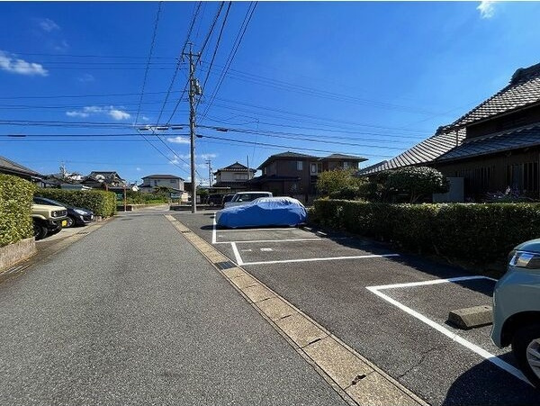 ハピネスKの駐車場