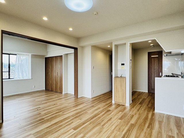 マイキャッスル八王子暁町ガーデンヒルズの内装|～10.0帖の明るいLDKで、家族団欒の時間をお過ごしいただけます～