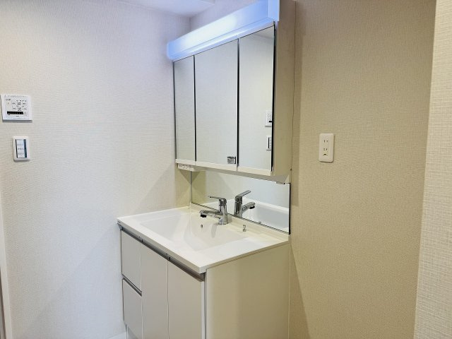マイキャッスル八王子暁町ガーデンヒルズの独立洗面台|～３面鏡付きの独立洗面台　細々している物をスッキリ収納出来ます～