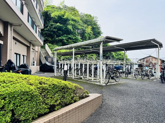 マイキャッスル八王子暁町ガーデンヒルズの駐輪場|～サイクルポート付き駐輪場～