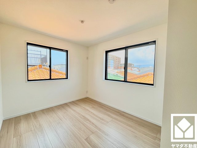 西宮市南甲子園２丁目の洋室|約5.5帖の3階洋室です。全居室2面採光以上。明るい陽光がたっぷり差し込む心地よい生活空間です。