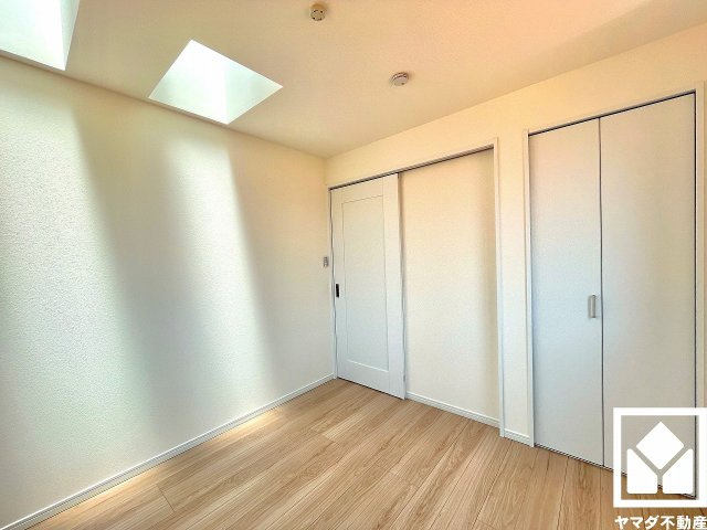 西宮市南甲子園２丁目の子供部屋|約4.5帖の3階洋室です。天窓も設置されており、明るい光が降り注ぎます。柔らかな光が差し込むお部屋で、快適で落ち着いた生活をお送りいただけます。
