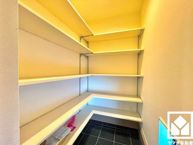 西宮市南甲子園２丁目の収納|玄関にはたっぷり収納できるシューズクロークを設置。靴やベビーカー、アウトドア用品まですっきり収まり、いつでも整った空間に。