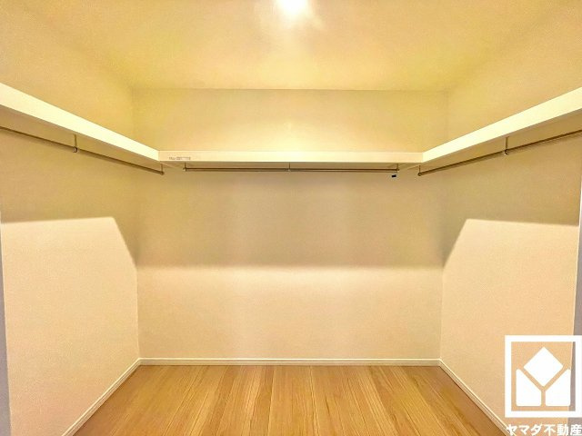 西宮市南甲子園２丁目の収納|収納力豊富なウォークインクローゼット付き。お洋服はもちろん、スーツケースなどの大物、季節の荷物や趣味の道具もしっかり収納できます。
