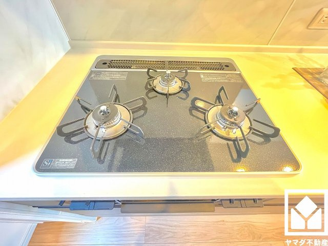 西宮市南甲子園２丁目のその他|家族のごはん作りがはかどる。同時調理ができる3口コンロ付き。スタイリッシュなガラストップで、お手入れもしやすい仕様です。
