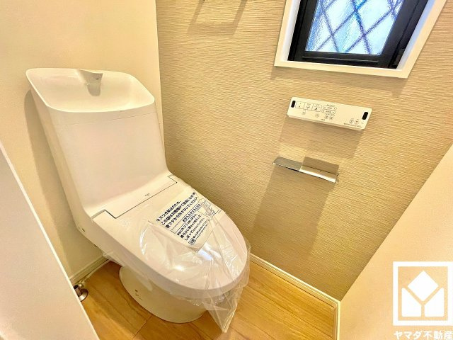 西宮市南甲子園２丁目のトイレ|明るく清潔感溢れるトイレです。1階・2階の2か所に設置されているので、朝の忙しい時間帯も混雑を避けやすい間取りです。