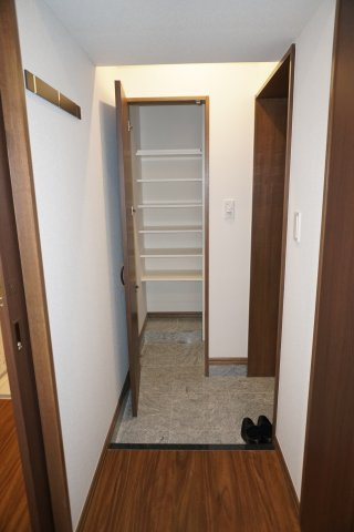 モンテヴェルデ神楽坂弐番館の玄関|靴収納も十分です