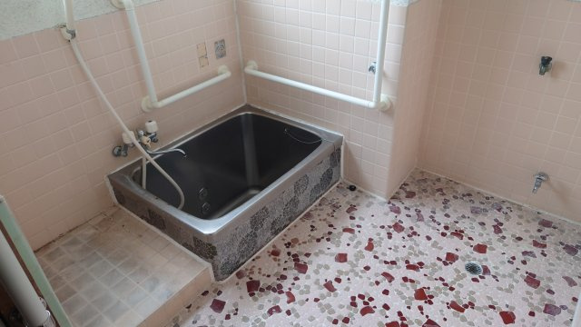 別府市上人西町の浴室