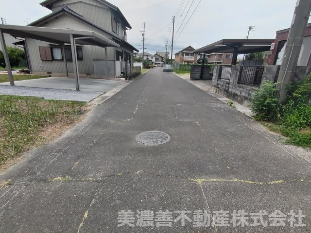 ６７１５２　各務原市川島緑町4丁目土地の前面道路含む現地写真