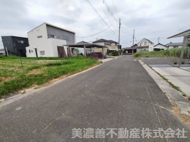 ６７１５２　各務原市川島緑町4丁目土地の前面道路含む現地写真