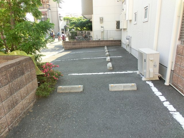 メゾン・ファミーユの駐車場