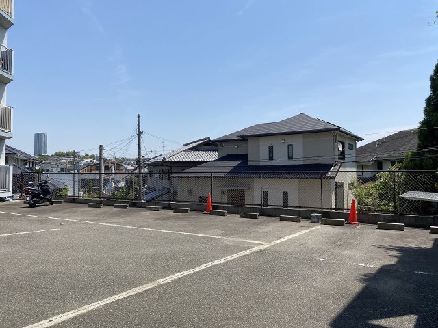 上野坂ハイツの駐車場