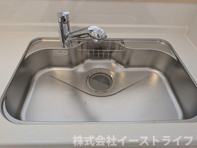 【新築戸建】　いわき市小名浜第10　全5棟のキッチン|同社施工写真　ガス火3口、魚焼きグリル、調味用入れがついています！