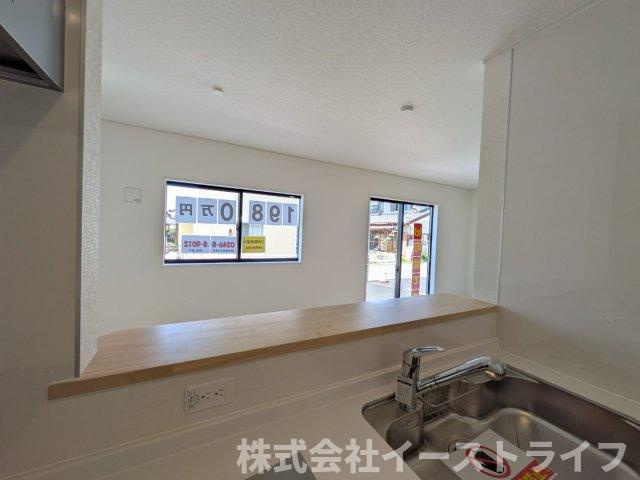 【新築戸建】　いわき市小名浜第10　全5棟の独立洗面台|同社施工写真　朝の身支度に便利な独立洗面台です。3面鏡で鏡の裏には収納スペースがあり、小物などをすっきり片づけることができます。