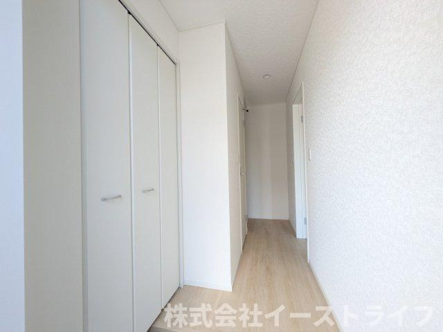 【新築戸建】　いわき市小名浜第10　全5棟の玄関|同社施工写真　玄関収納は天井いっぱいまであり靴の整理に困りません！