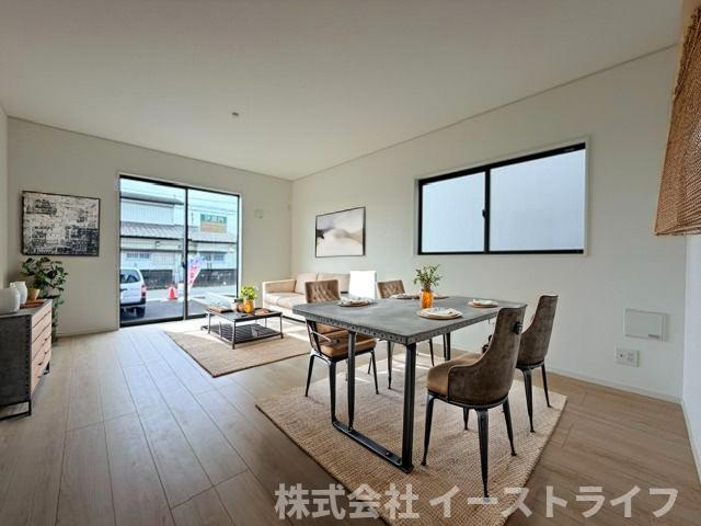 【新築戸建】　いわき市小名浜第10　全5棟の居間・リビング|同社施工のLDKに家具を配置したイメージ画像です。
※本画像はCGで作成しており、実際に現地に 家具は置かれておりません。また、価格に 家具は含まれておりません。