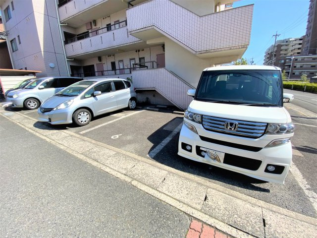 山石第一ハイツの駐車場