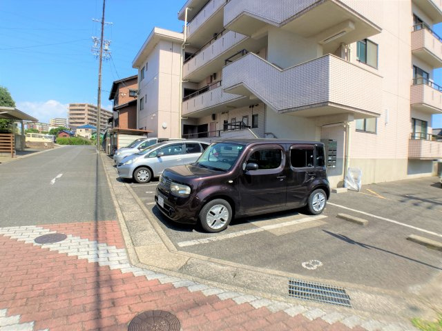 山石第一ハイツの駐車場
