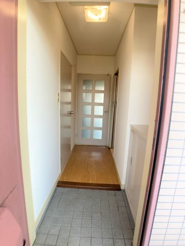 山石第一ハイツの玄関|別部屋同一間取りのお写真となります。