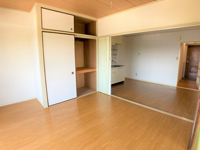 山石第一ハイツの居間・リビング|別部屋同一間取りのお写真となります。