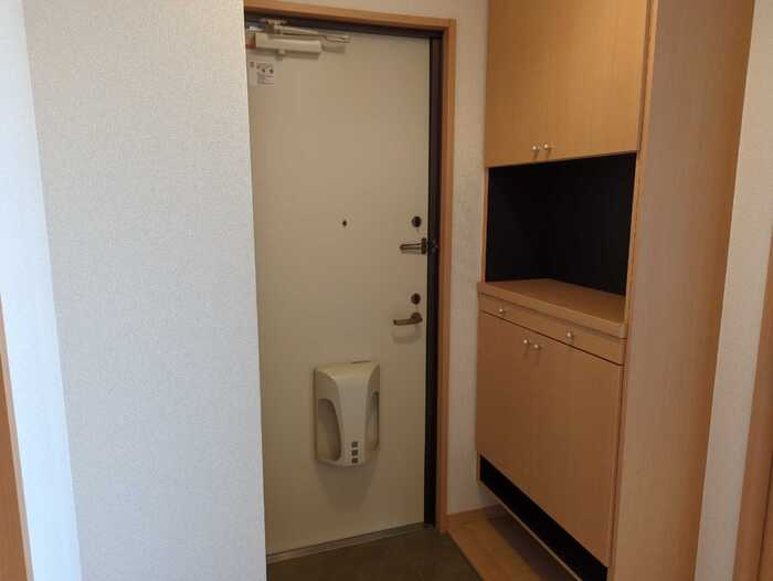 クレールE棟の玄関