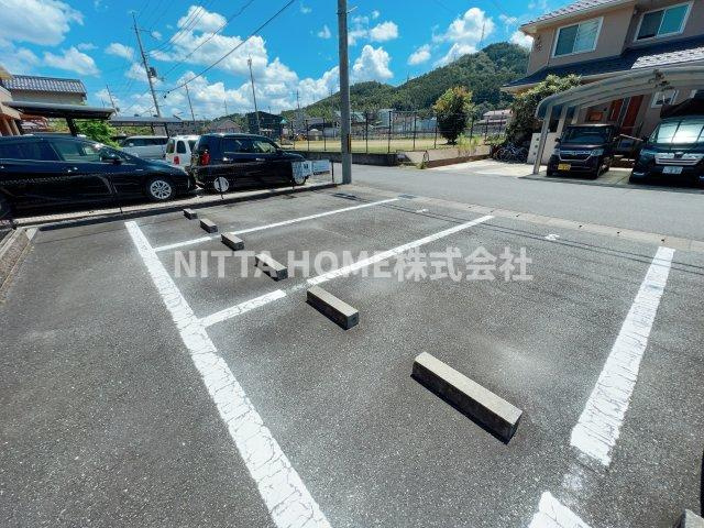 メゾン・グランドゥールⅠ・Ⅱの駐車場|敷地内に駐車場があります◎