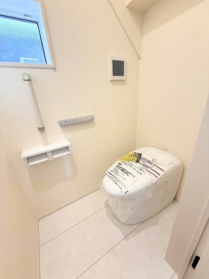 【トイレ】 | 【仲介手数料３１０万円が無料！】■太陽光発電■ＺＥＨ水準■耐震など住宅性能評価６項目で最高評価 | 【諸費用３１０万円ＯＦＦです！】
決算特別キャンペーン！
家計応援サービスの限界に挑戦中！
■内覧予約受付中
■太陽光発電
■ＺＥＨ水準
■耐震など住宅性能評価６項目で最高評価
■グッドデザイン賞