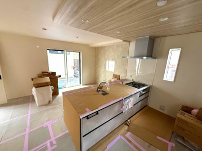 【キッチン】 | 【仲介手数料３１０万円が無料！】■太陽光発電■ＺＥＨ水準■耐震など住宅性能評価６項目で最高評価 | 【施工例】
諸費用３１０万円ＯＦＦ！
決算特別キャンペーン！
家計応援サービスの限界に挑戦中！
■太陽光発電
■ＺＥＨ水準
■耐震など住宅性能評価６項目で最高評価
■グッドデザイン賞