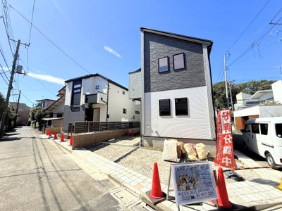 【外観】 | 【仲介手数料３１０万円が無料！】■太陽光発電■ＺＥＨ水準■耐震など住宅性能評価６項目で最高評価 | 決算特別キャンペーン！
家計応援サービスの限界に挑戦中！
「物件概要」の「諸費用」欄をご覧下さい！
■太陽光発電
■ＺＥＨ水準
■耐震など住宅性能評価６項目で最高評価
■グッドデザイン賞