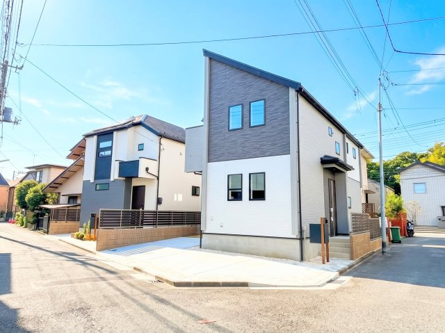【外観】 | 【仲介手数料３１０万円が無料！】■太陽光発電■ＺＥＨ水準■耐震など住宅性能評価６項目で最高評価 | 決算特別キャンペーン！
家計応援サービスの限界に挑戦中！
「物件概要」の「諸費用」欄をご覧下さい！
■太陽光発電
■ＺＥＨ水準
■耐震など住宅性能評価６項目で最高評価
■グッドデザイン賞