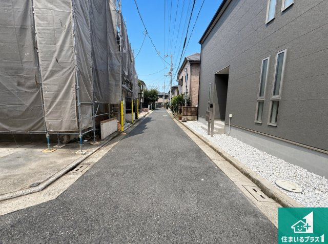 ◆堺市西区浜寺船尾町西　第2期　新築一戸建ての前面道路含む現地写真|周辺は閑静な住宅街！前面道路広々で車の出し入れも便利です。駐車が苦手な方でも安心して車庫入れできます！